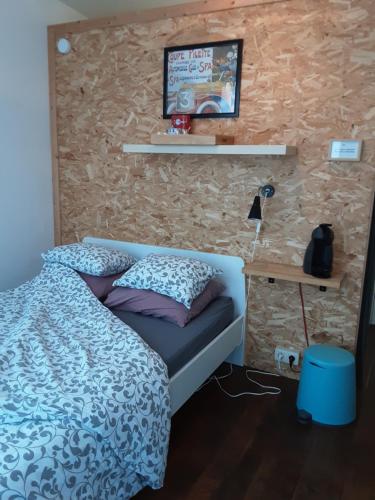 斯帕Au 49的一间卧室设有一张床和砖墙