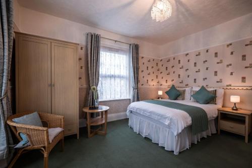 尚克林Appley Lodge的卧室配有床、椅子和窗户。