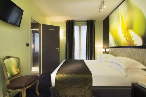 巴黎勒法比酒店的酒店客房设有一张大床和一台电视机。