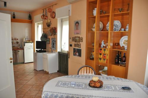 切里尼奥拉B&B Borsellino的厨房里配有一张桌子,上面有一盘水果