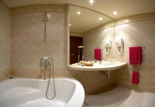 首都酒店的一间浴室