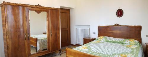 基耶蒂Tra mare e monti的一间卧室配有梳妆台、一张床和镜子