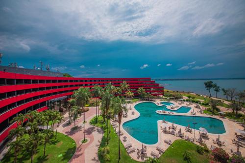 巴西利亚巴西利亚阿尔沃拉达皇家郁金香酒店的享有带游泳池的度假村的空中景致