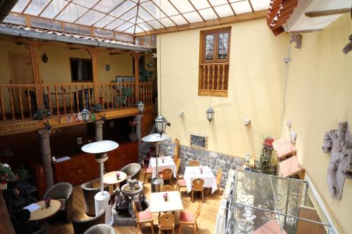 库斯科Hotel & Mirador Los Apus的享有带桌椅的餐厅的顶部景致