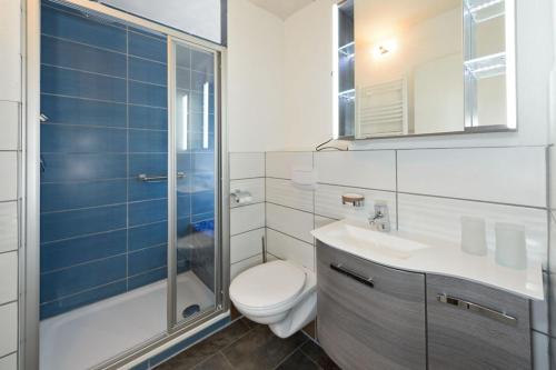 格雷兴apartment EGGERI - das sportliche的浴室配有卫生间、盥洗盆和淋浴。
