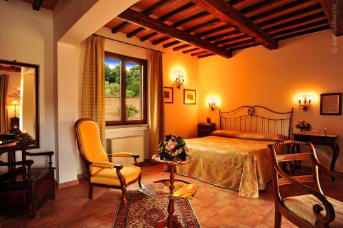 萨杜勒尼亚拉丰特德尔塞罗酒店的卧室配有一张床和一张桌子及椅子