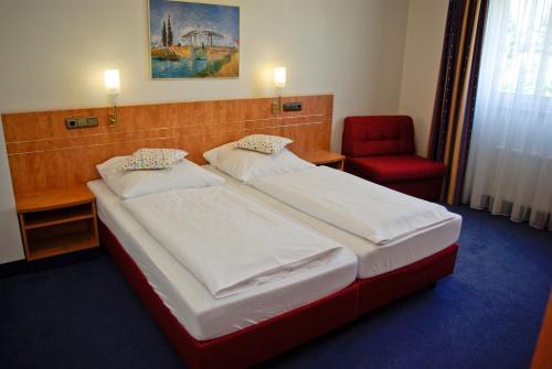 科隆机场商业酒店客房内的一张或多张床位