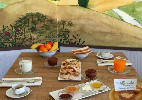 皮切尔诺Locanda Arcadia的一张桌子,上面有早餐食品和饮料