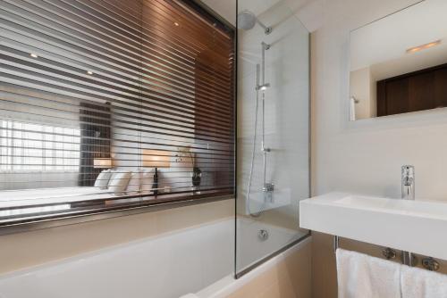 维戈维戈欧洲之星海洋酒店的带淋浴、盥洗盆和镜子的浴室