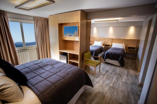 圣卡洛斯-德巴里洛切Hotel EcoSki by bund的酒店客房配有两张床和一张书桌