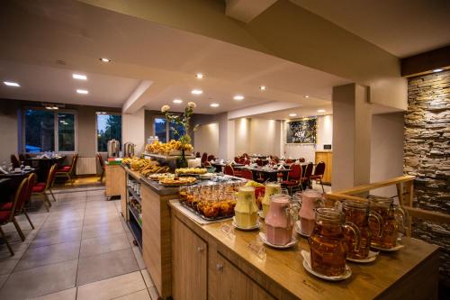 圣卡洛斯-德巴里洛切Hotel EcoSki by bund的一间提供自助餐的餐厅,展示着各种美食