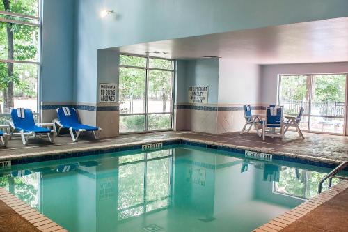 Comfort Suites Charleston West Ashley内部或周边的泳池