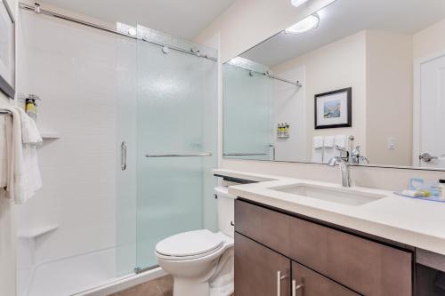 欧克莱尔Candlewood Suites Eau Claire I-94, an IHG Hotel的带淋浴、卫生间和盥洗盆的浴室