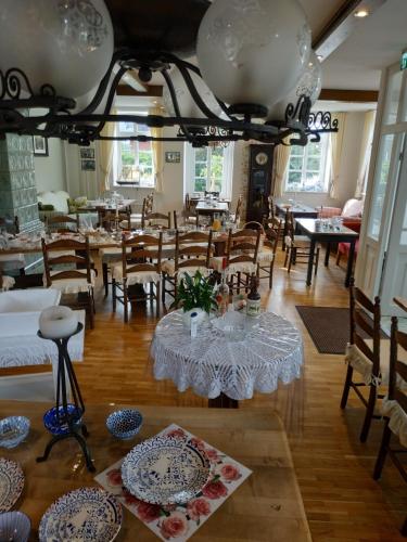 帕彭堡Stoevchen Café Hotel的一间带桌椅的用餐室