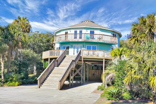 富丽海滩510 W Ashley-Mountain to Sea的一座大型蓝色房屋,设有甲板和楼梯