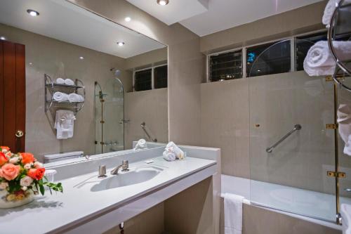 库斯科Club Hotel Centro de Convenciones Cusco的一间带水槽和大镜子的浴室