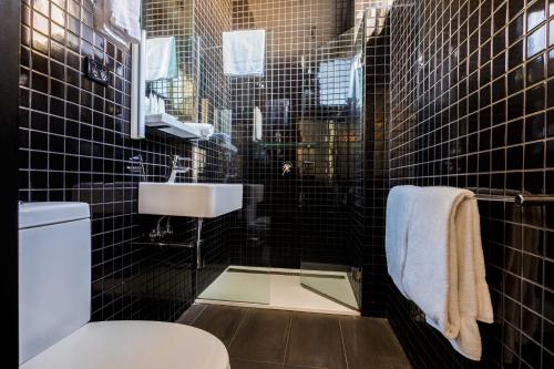 米多百乐酒店的一间浴室