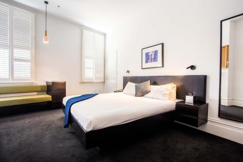 墨尔本米多百乐酒店的一间带大床和电视的卧室