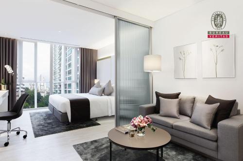 曼谷Somerset Maison Asoke的酒店客房,配有床和沙发