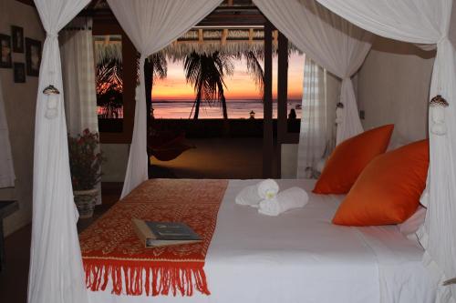 内布拉拉T-兰德度假酒店的一间卧室配有一张床,享有海滩美景