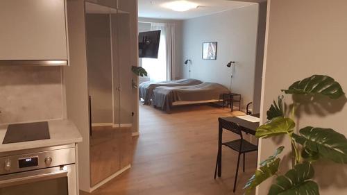 乌普萨拉Apartments Uppsala - Portalgatan的酒店客房设有一间带一张床和一张桌子的卧室