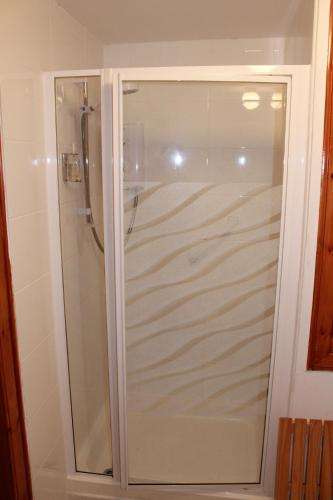 斯特灵巴恩酒店的浴室里设有玻璃门淋浴