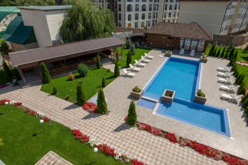 Chon-Sary-OyАрт-отель ololoFamily的享有带躺椅的庭院游泳池的顶部景致