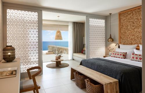 波帝卡Elix, Mar-Bella Collection的一间卧室配有一张床,享有海景