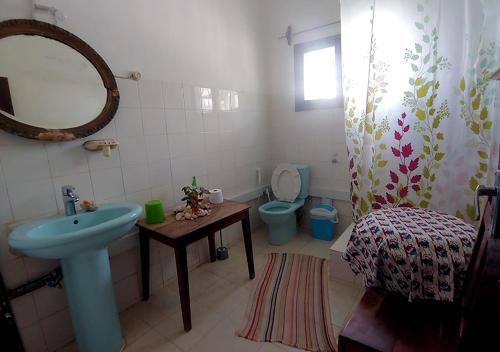 楠普拉Ruby - Casa de Hospedes - Backpackers的一间带水槽、卫生间和镜子的浴室