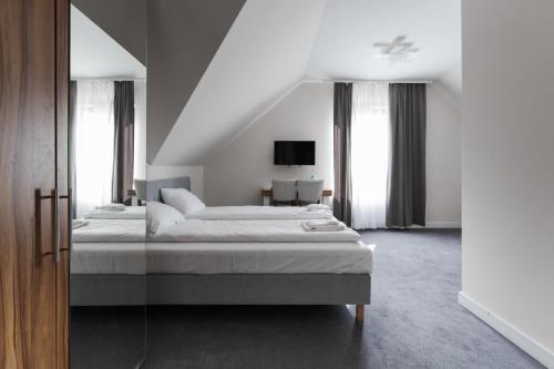 SłońskVilla Con Amore的白色卧室设有床和窗户