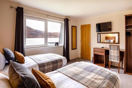 阿勒浦海港之家旅馆的酒店客房设有两张床、一张书桌和一个窗户。