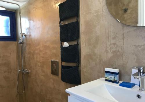 基莫洛斯岛Psathi Blue Alpha的一间带水槽、淋浴和毛巾架的浴室