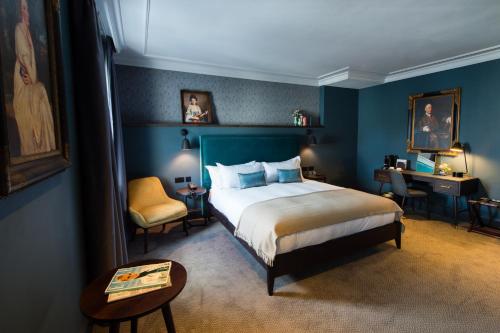布里斯托阿翁乔治凡酒店的卧室配有1张床、1张桌子和1把椅子