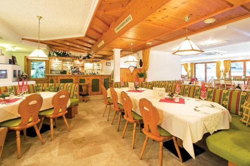 格罗萨尔格拉茨格罗萨尔酒店的一间在房间内配有桌椅的餐厅