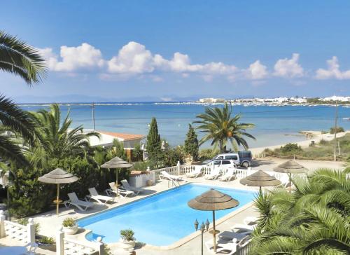 拉萨维纳Hotel Lago Dorado - Formentera Break的海滩旁带椅子和遮阳伞的游泳池