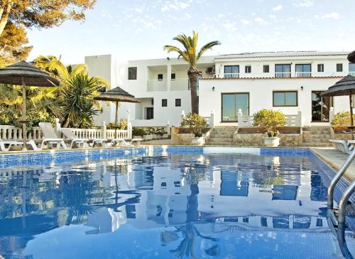拉萨维纳Hotel Lago Dorado - Formentera Break的大楼前的大型游泳池