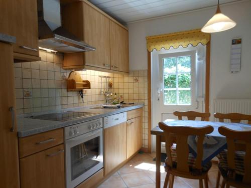 维滕Bungalow-Lerchennest的厨房配有炉灶和桌椅