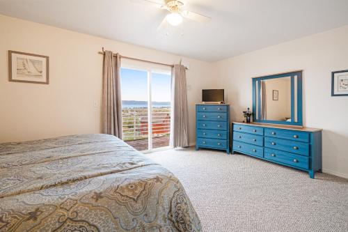 加登城Harbor Village Lakeview Condo 902-3的一间卧室配有一张床、梳妆台和镜子