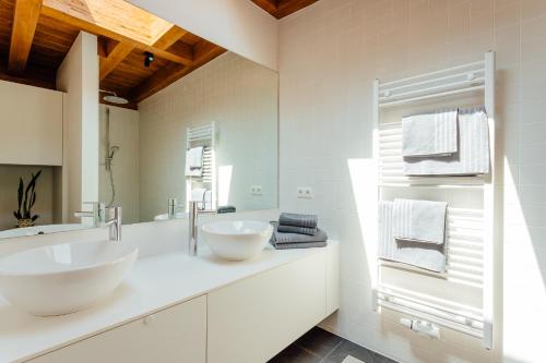 塞费尔德附近赖特Apartment Bergblick的白色的浴室设有两个盥洗盆和镜子