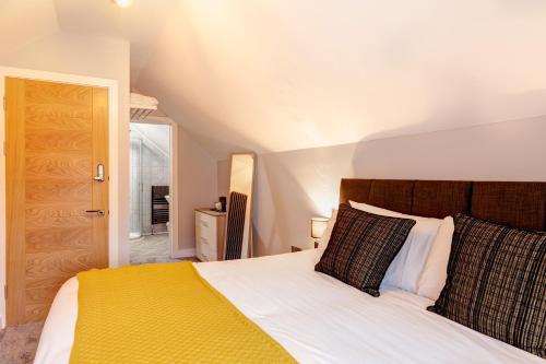 达宁顿堡Bondgate Hotel East Midlands Airport的一间卧室配有一张带黄色毯子的大床