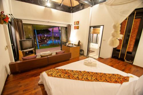 高兰拉兰塔休闲度假酒店的一间卧室配有一张床和一台电视