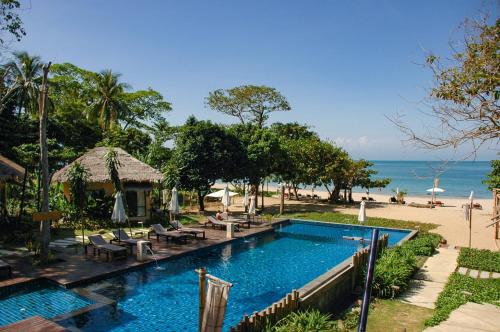 高兰拉兰塔休闲度假酒店的毗邻海滩的游泳池