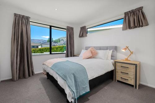 Roys Bay Lodge - Wanaka Holiday Home客房内的一张或多张床位