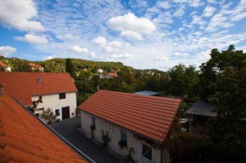 拉德博伊尔Pension-Kleint-Wohnung-1的享有红色屋顶房屋的顶部景色
