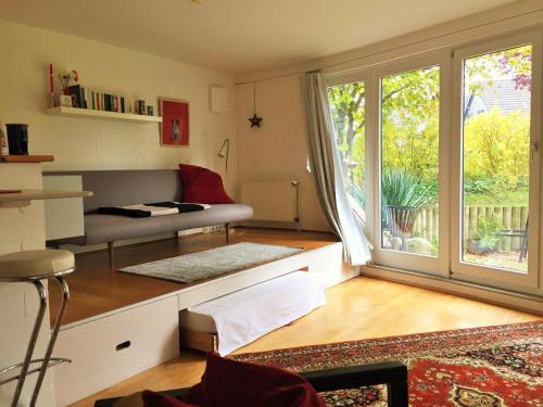 维梅河畔罗滕堡Ferienhaus-in-Rotenburg的带沙发和大窗户的客厅