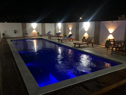 伊尔哈德博伊巴POUSADA TUPINAMBA的夜晚的游泳池,灯光蓝色