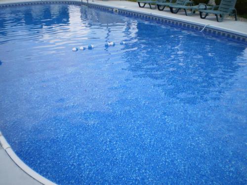 李城日落汽车旅馆的水中带鸭子的游泳池