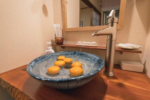 京都茶山旅馆的浴室的水池,碗里放着橙子