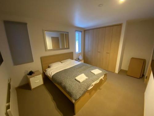 留寿都村Tanuki House - walking distance to Rusutsu Resort的一间卧室配有一张床,上面有两条毛巾