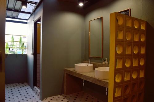 曼谷Bangpho Story的浴室设有2个水槽和镜子